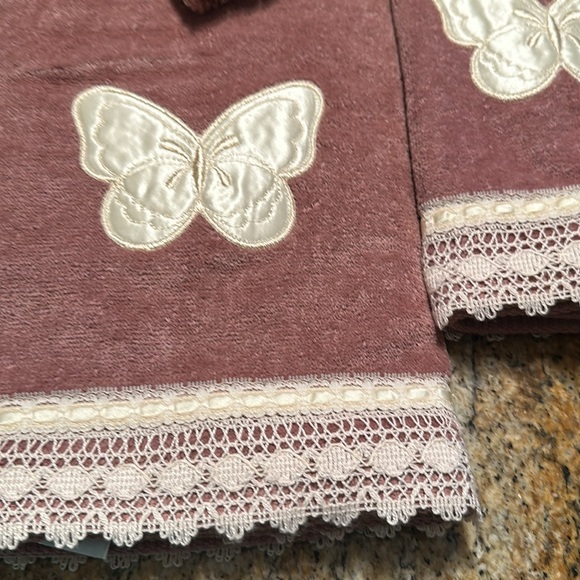 Beautiful Mauve Towel Set - Picture 4 of 5